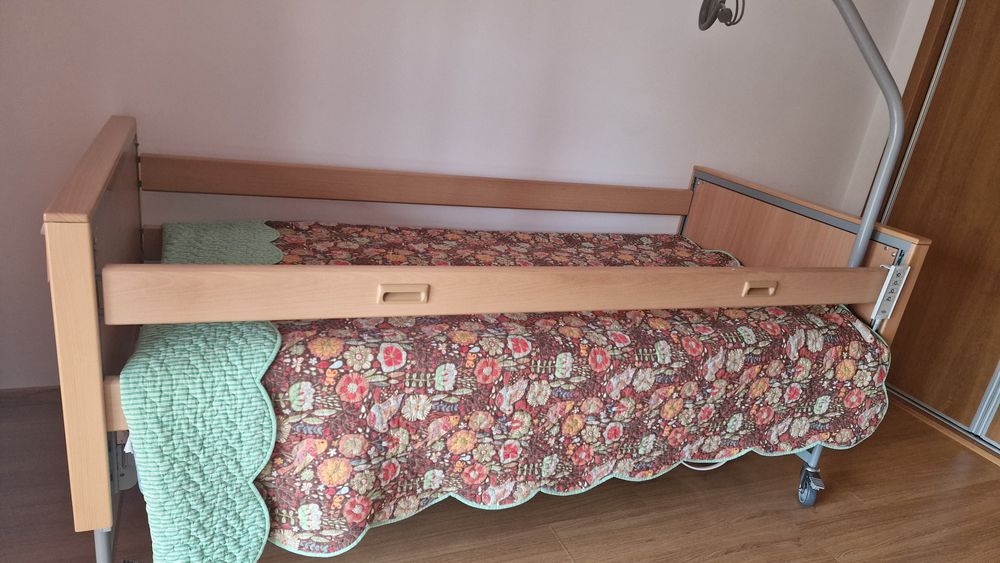 Cama de  madeira articulada