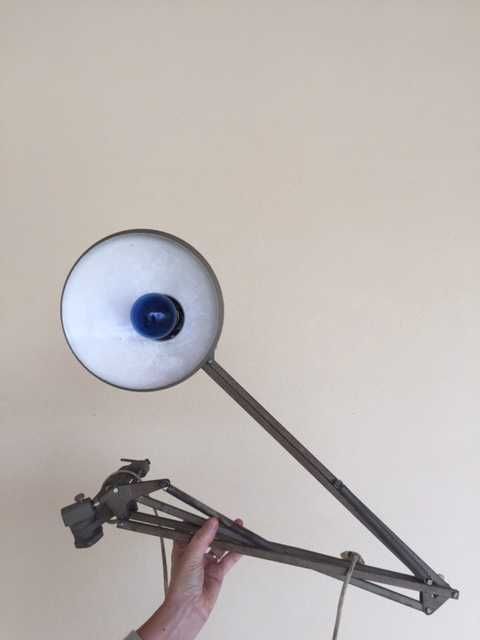 Lâmpada de escritório antiga vintage com braço articulado