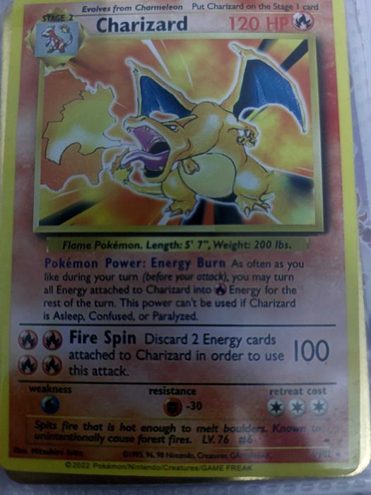 Carta Pokemone charizard.