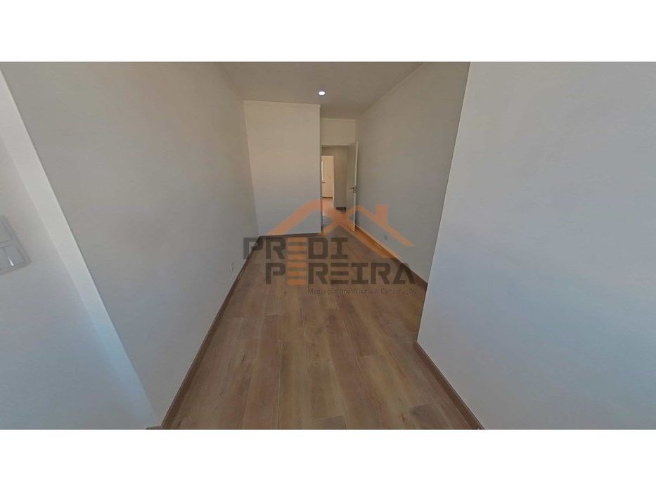 Apartamento T3 totalmente remodelado - Santo António dos Cavaleiros...