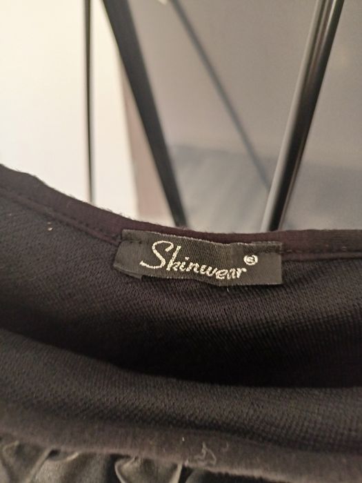 Sukienka koktajlowa z falbankami