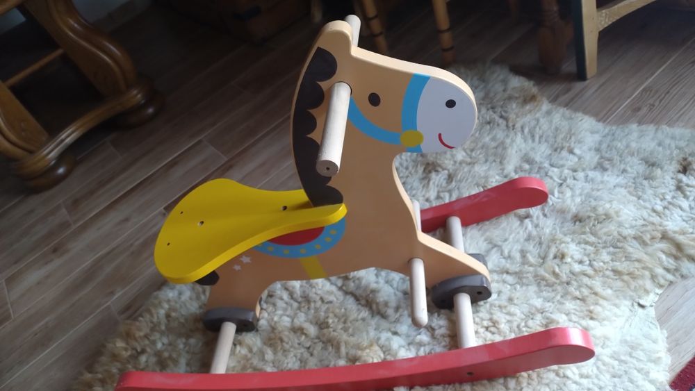 Drewniany koń konik na biegunach huśtawka