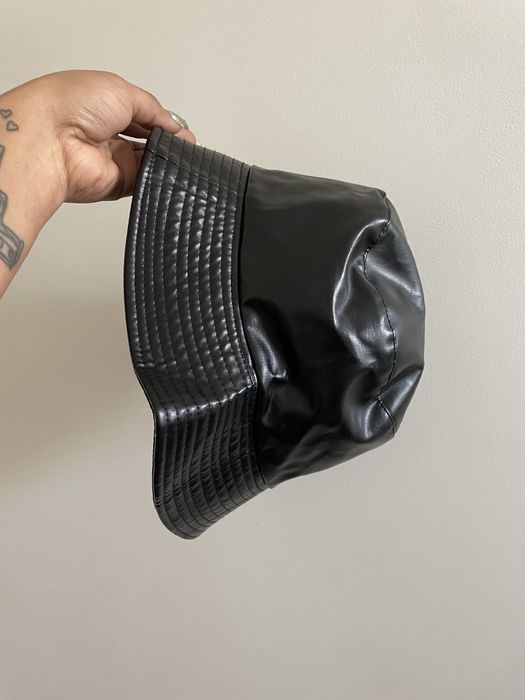 Chapéu bucket preto em pele