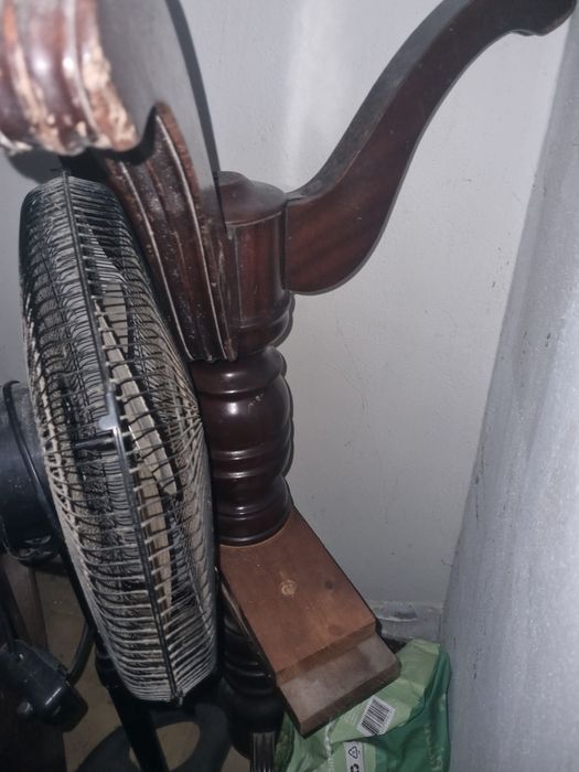 Vendo a mesa e 6 cadeiras