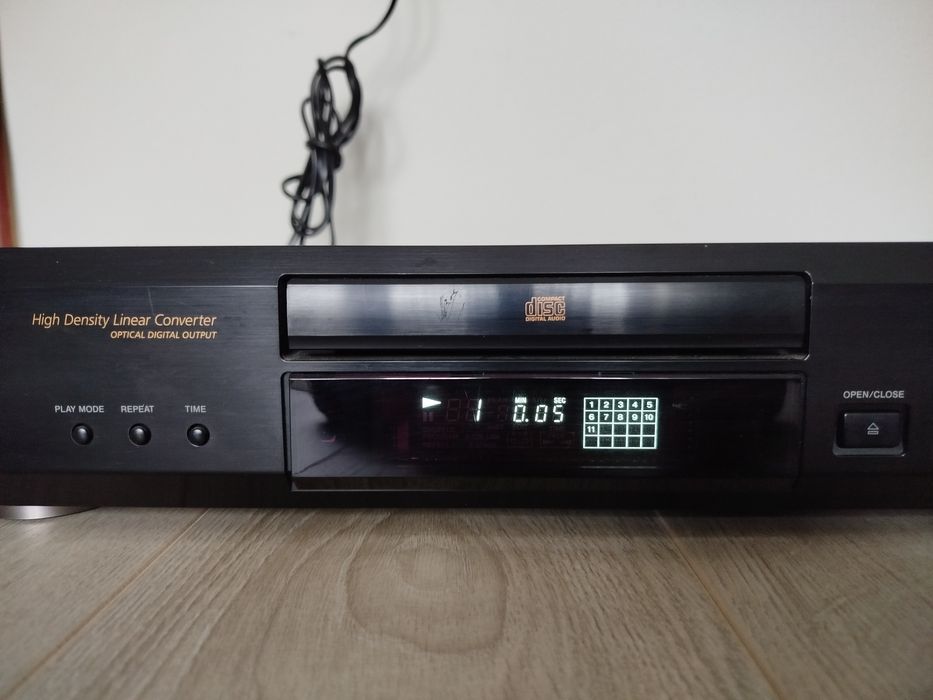 Sony  compat disc CDP -XE 220