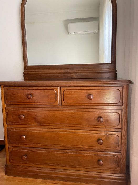 Cama casal com mesinha e outros acessórios