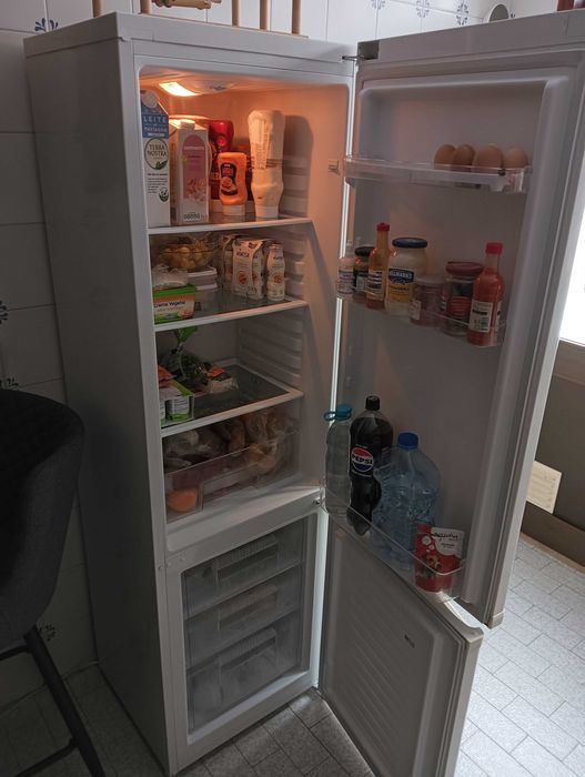 Frigorífico Frigelux combinado Branco a funcionar perfeitamente.