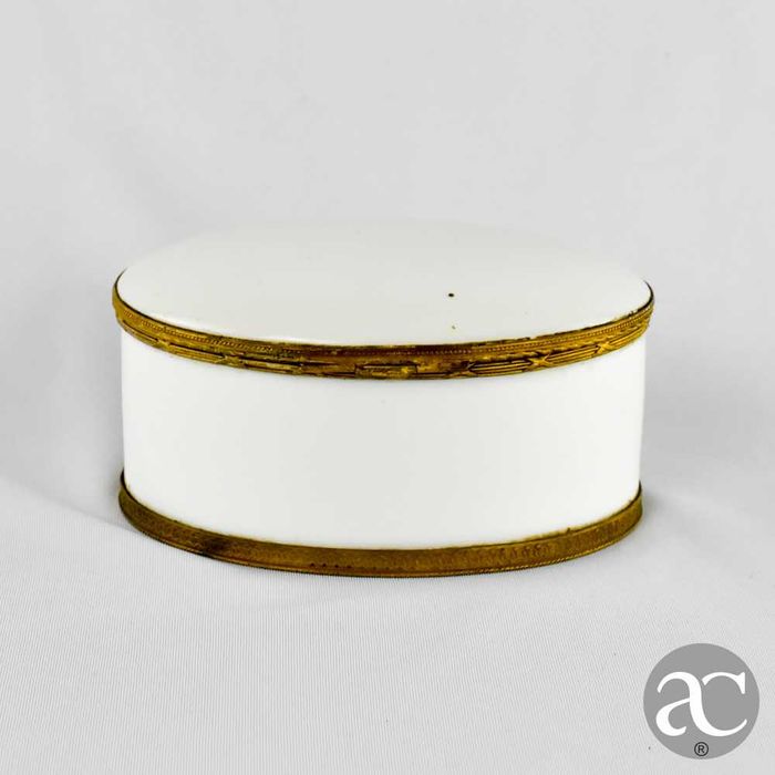 Caixa oval em porcelana europeia e metal dourado, séc. XIX