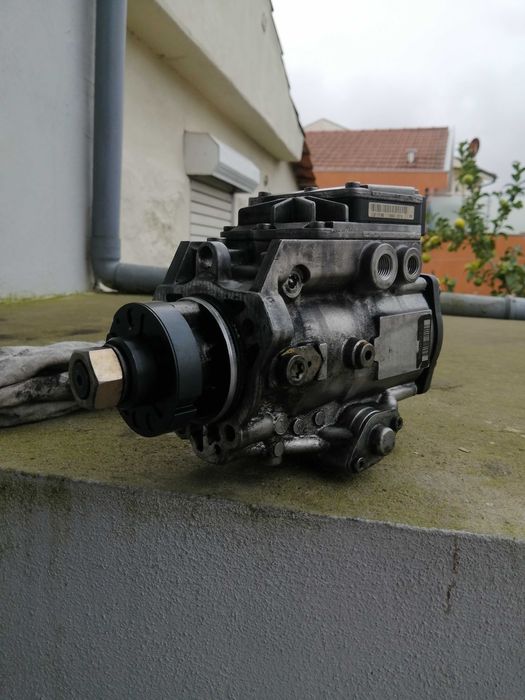 Vendo bomba injetora e 4 injetores em muito bom estado e conservado