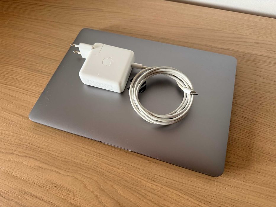 MacBook Pro 13" | i7 2.8GHz | 16GB RAM | 512GB SSD | TouchBar64738946657794123