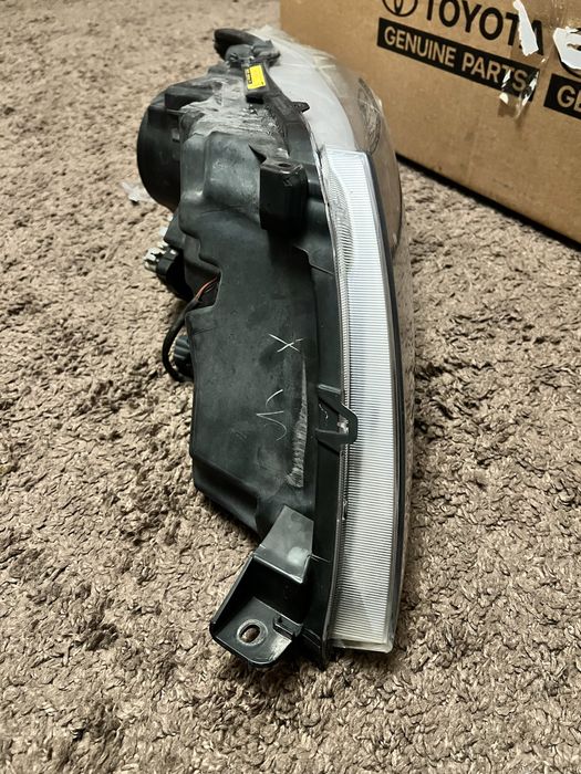 Фара від тойота венза 2013