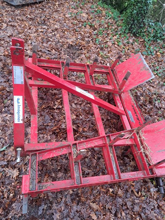 Varias alfaias agrícolas reboque