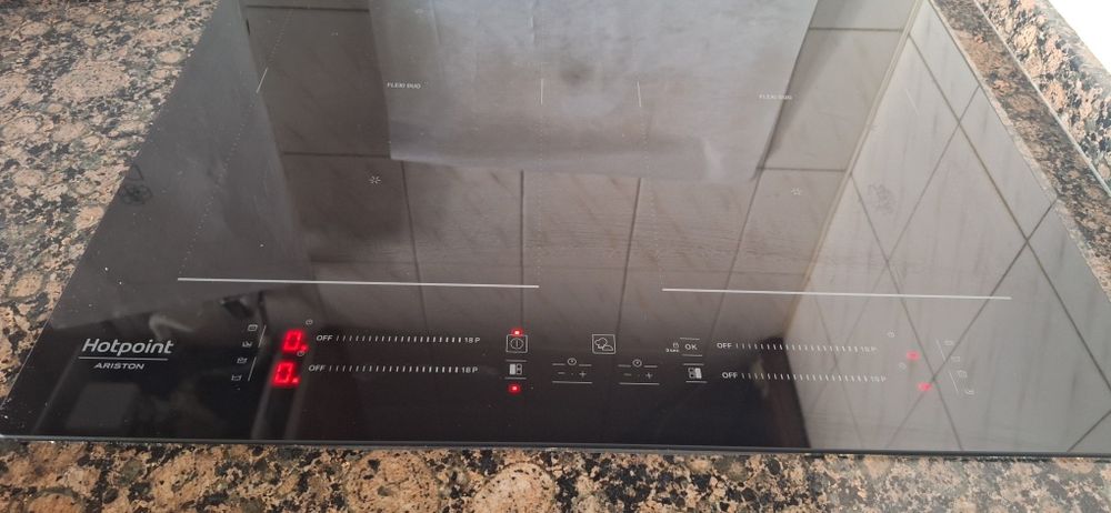Placa eléctrica de indução Ariston Hotpoint Flexiduo

Os dois bico