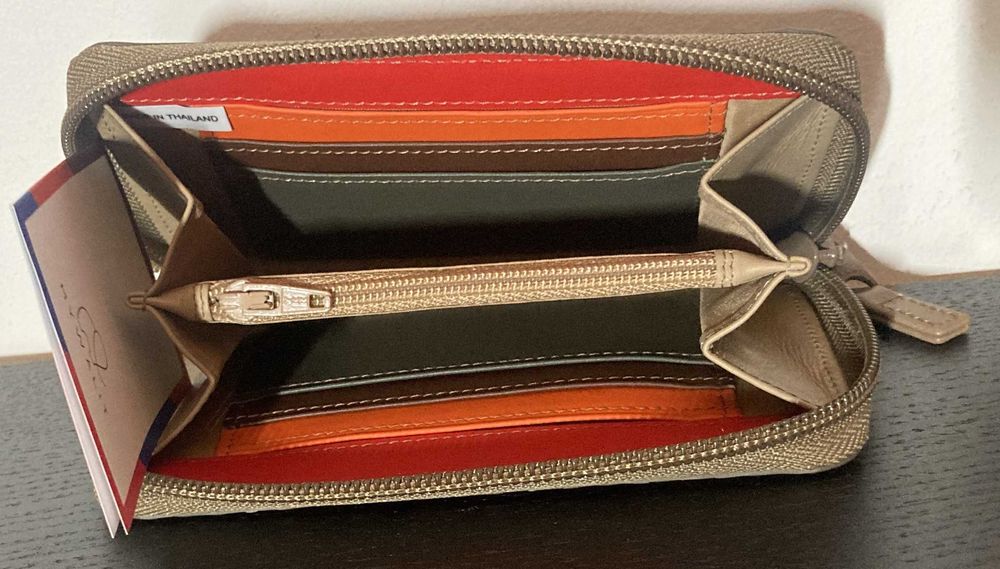 Carteira com Fecho zip em pele com relevo da MYWALIT na cor Mink