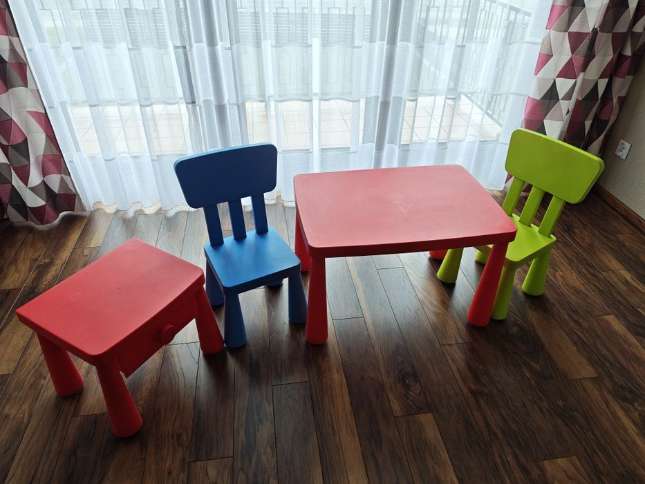 Dziecięcy plastikowy stoliczek plus krzesła