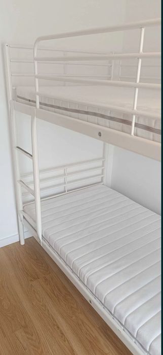 Vendo cama beliche já desmontada com colchões.
