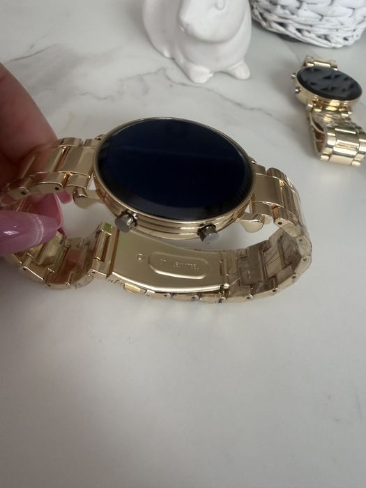 Zegarek Z czarnym wyświetlaczem SmartWatch Złotej bransolecie