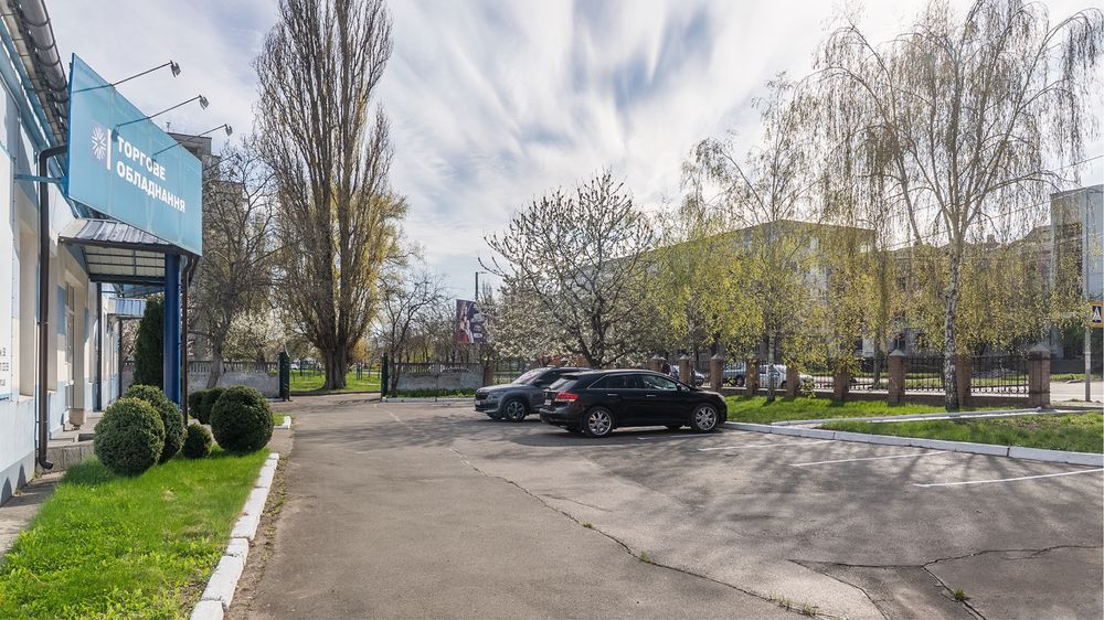 Оренда фасадне комерційне приміщення 264 кв.м Власна парковка  Мазепи Круг Музична