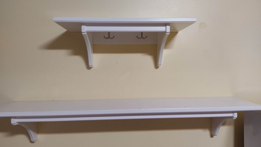 Duas prateleiras brancas lacadas do IKEA