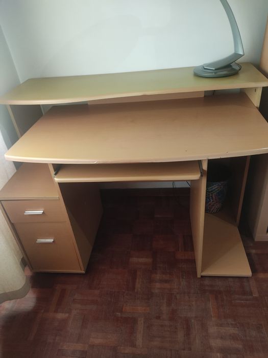 Secretária de quarto