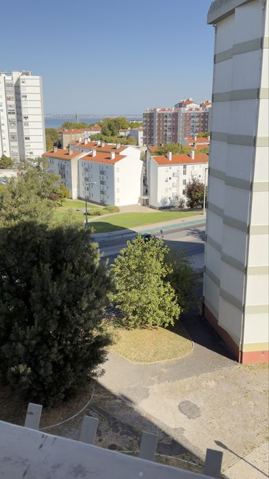Tenho Quartos  para arrendar , um com varanda e o outro sem varanda , apartamento com duas casas de banho , presik com elevador e todo remodelado