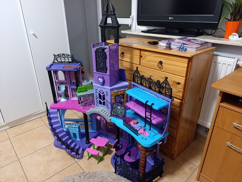 Sprzedam szkołę Monster High High School