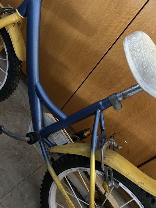 Bicicleta de criança azul e amarela