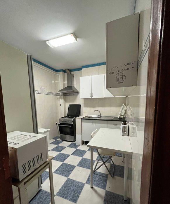 Quartos ESTUDANTE para ENTRADA IMEDIATA com 2 janelas e terraço. Metro Saldanha Lisboa.