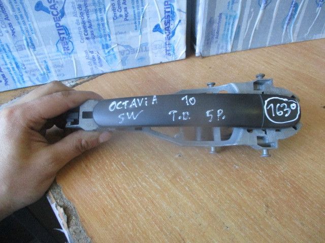 Puxador porta trás direito SKODA Octavia I Break (1U5)
