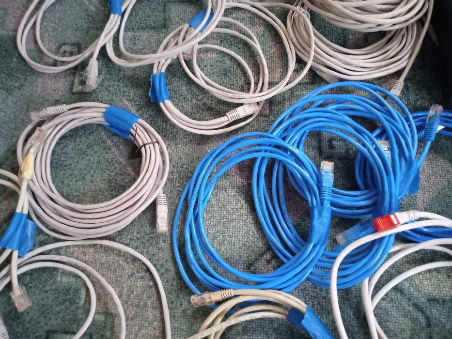 Zestaw kabli ethernet i routery