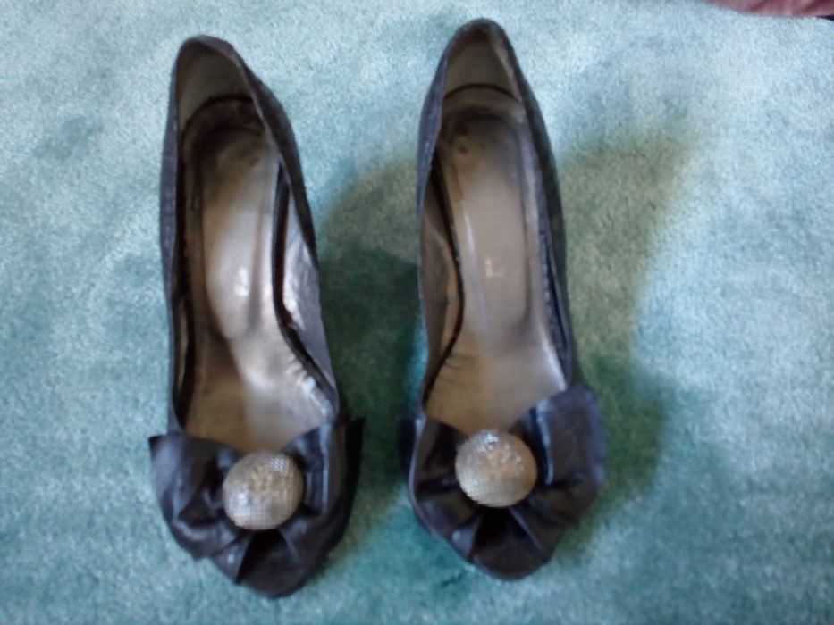 sapatos pretos em pele