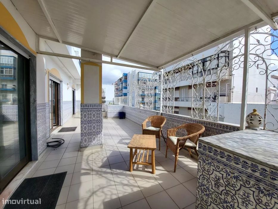 Excepcional T2  no último andar com um amplo terraço. Centro histórico