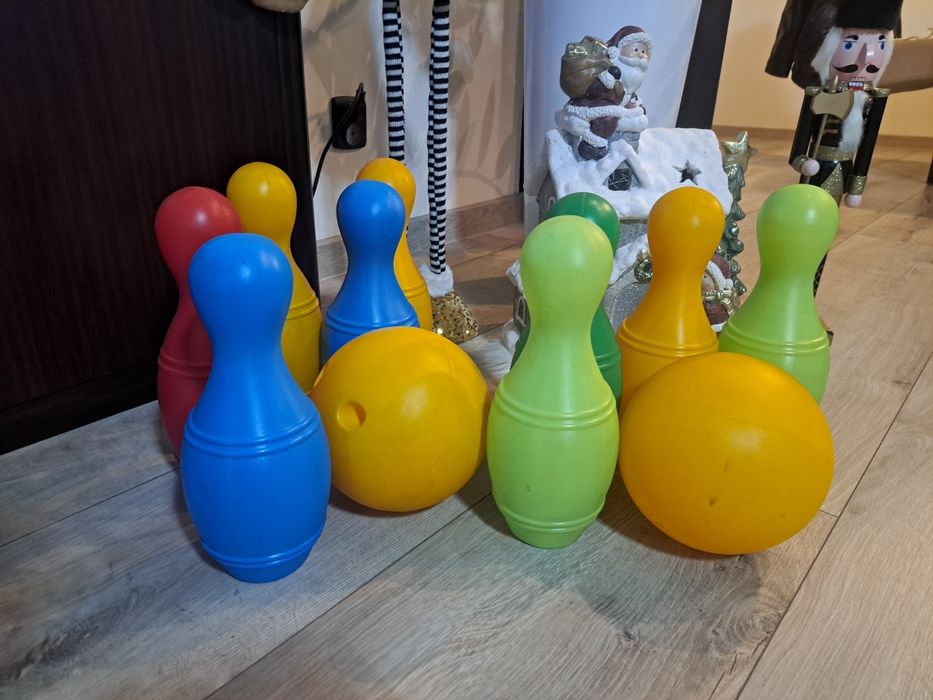 Duże kręgle plastikowe i kule do kregli