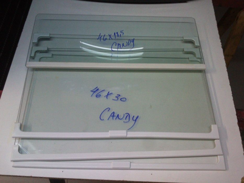 Prateleiras e caixas de frigoríficos impecáveis