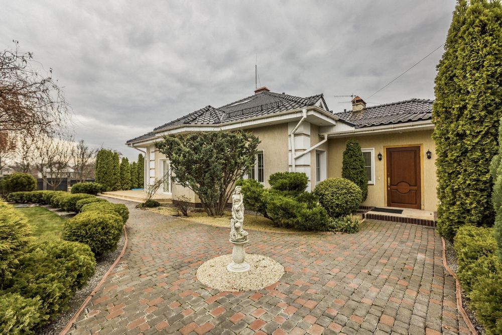 Будинок з басейном Білогородка