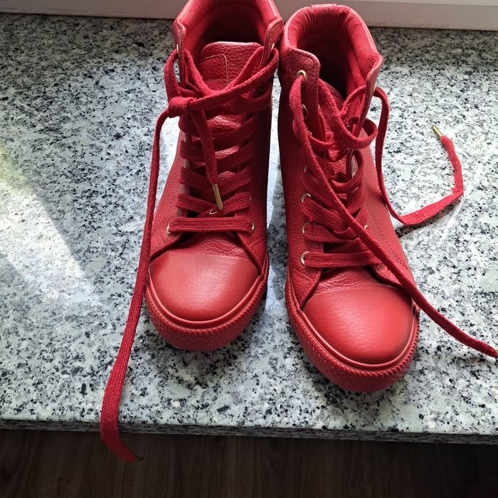 Czerwone botki za kostkę