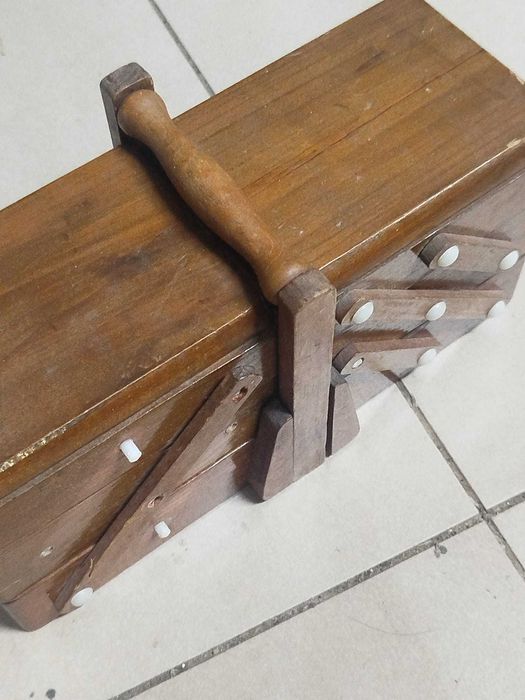 Costureirinha antiga em madeira em bom estado