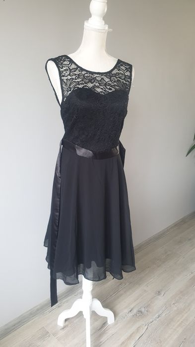 Czarna sukienka rozkloszowana M