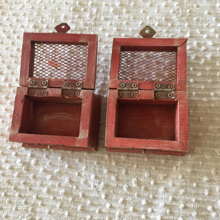 2 Small wooden boxes with mesh64584822428289121