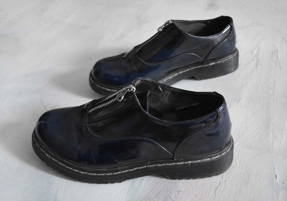 czarne oksfordy lakierowane półbuty na jesień suwak r.39 lakierki