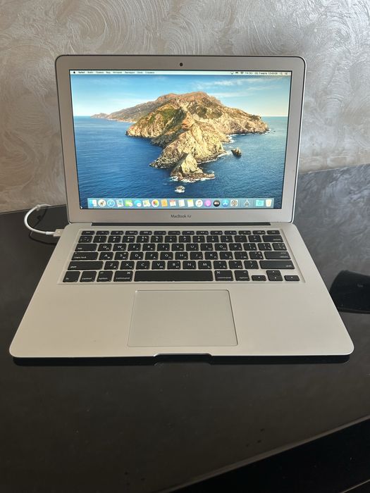 MacBook Air A1466  в доброму стані.