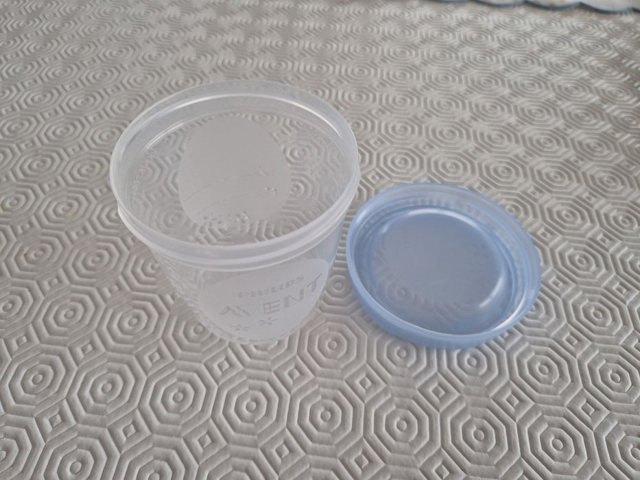 Biberão AVENT e copo de leite materno