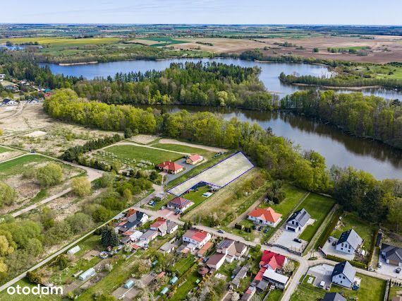 Działka budowlana z linią brzegową jeziora