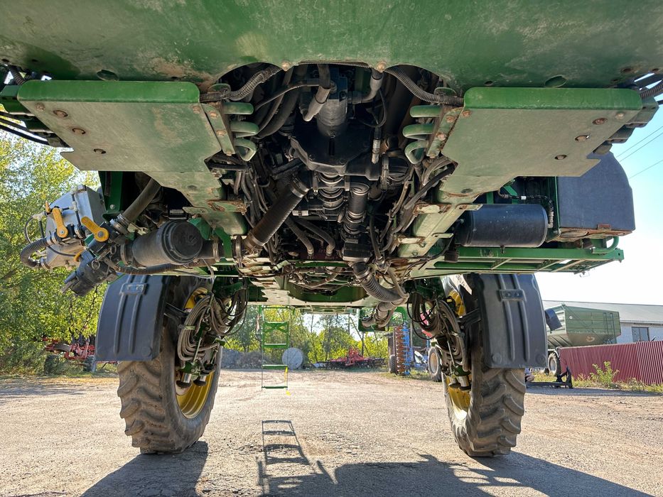 Самохідний оприскувач John Deere R4045