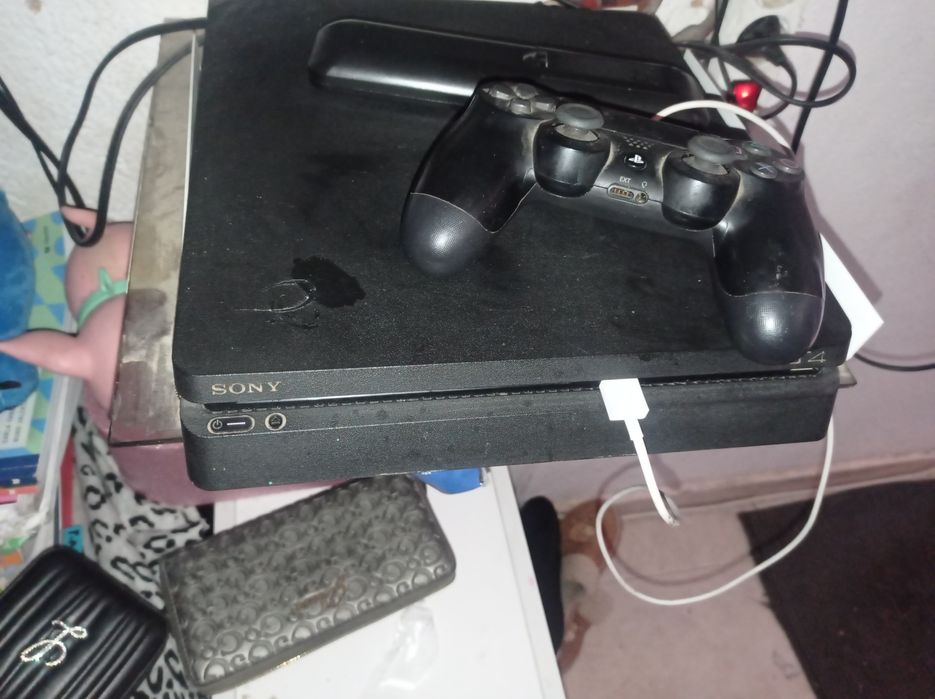 Vendo ps4 com cabo e comando e suporte