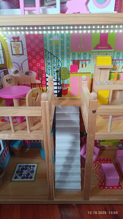 Domek dla Lalek Drewniany Duży Oświetlenie LED Mebelki 3 Poziomy