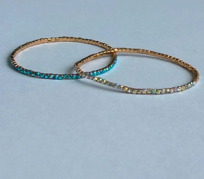 Zestaw dwóch delikatnych bransoletek z kolorowymi cyrkoniami