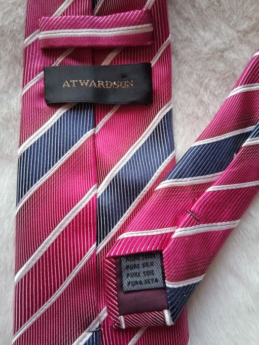 Krawat Atwardson 100% jedwabny,silk  róż/burgund/fuksja, granat, kremowy,skośne pasy ,elegancki gustowny stan bardzo dobry.