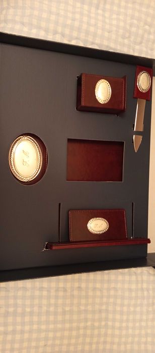 Conjunto secretária cor prata e pele