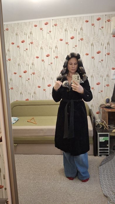 Мутонова шуба з шиншиловим капюшоном